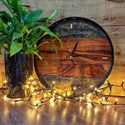 Zegar naścienny z drewna i żywicy 