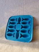 Foremka pojemnik tacka na kostki lodu lód silikonowa rybki niebieska ikea