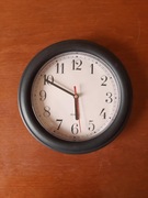 Czarny okrągły plastikowy analogowy zegar ścienny kwarcowy na baterię