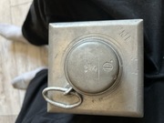 Bardzo stary metalowy pojemnik z zakrętką 