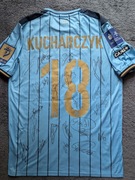 Koszulka Pogoń Szczecin 22/23 MICHAŁ KUCHARCZYK z autografami drużyny