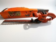 elektryczne nożyce do żywopłotu marki Black+Decker