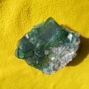 Fluoryt zielony z Chin świeci na niebiesko w UV kryształy do 3cm.