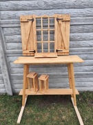 Drewniana konsola z okiennicą – styl rustykalny 