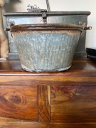 Stary metalowy pojemnik na kwiaty