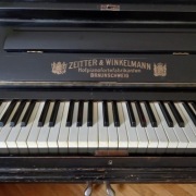 zabytkowe pianino koncertowe firmy Zeitter-Winkelmann, z metalową płytą