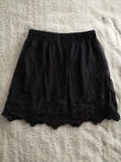 Czarna elegancka koronkowa haftowana spódnica w kwiatki Vila Clothes 34