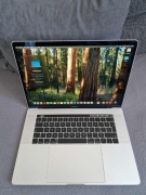 Macbook pro 15 i7 2.2mhz radeon pro555x