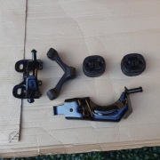 Mocowanie  wydechu tył , wieszaki + gumy  AUDI Q3 8U