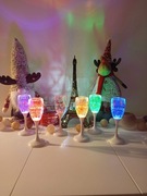 Świecące kieliszki z napisami w języku francuskim.