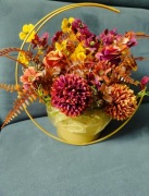 Kompozycja jesienna w złotym koszu