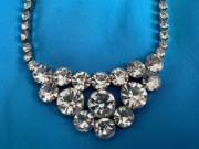 srebrny błyszczący naszyjnik z czasów PRL Jablonex