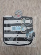 Śliniak że skarpetkami dla chłopca J.I.P.