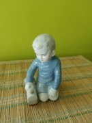 Porcelanowa figurka Chłopiec z pociągiem GDR