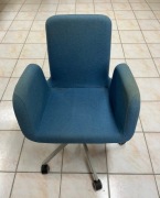 Niebieski fotel obrotowy na kółkach, z regulacją wysokości