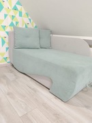 Miętowa sofa CERRO z funkcją spania i pojemnikiem na pościel. 