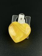 Srebrny wisiorek z naturalnego bursztynu bałtyckiego w kształcie serca.