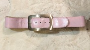 Pasek w odcieniu chłodny róż z ozdobną klamrą 