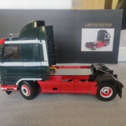 Scania 143 Streamline 1995 ciemnozielony/biały/czerwony 1:18 Road Kings