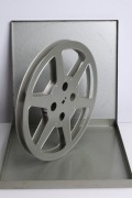 Szpula na film 16 mm w metalowej kasecie.