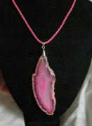 Różowy agat z kryształem, duży nieregularny plaster, wisior