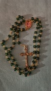 Śliczny różaniec z wizerunkiem Dziewicy