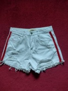 Białe spodenki z czerwonymi paskami 