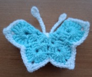 MOTYLEK NA SZYDEŁKU 8x5CM 