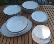 Serwis obiadowy 6 osób z półmiskiem,2 miskami i sosjerką ,Eschenbach Niemcy