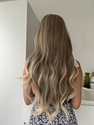 Peruka mysi blond falowana z grzywką jak naturalna