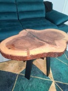 Stół kawowy z plastra Jesiona zalany żywicą 