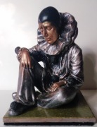 Figura "Siedzący arlekin", stiuk, XX w.