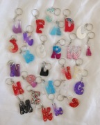 Breloczki literki z żywicy rękodzieło 