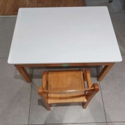 Drewniany stolik dla dziecka