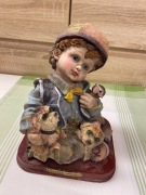 Duża figurka chłopiec zwierzęta