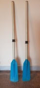 2 wiosła metalowe z plastikowymi piórami. 