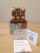 Kółko i krzyżyk 3D -drewniana gra. Tic tac toe 3D 