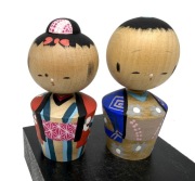 Japonia. Para Donko Kokeshi, sygnowana. II połowa XX w.