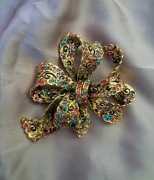 Broszka kokarda kokarda kolorowe cyrkonie