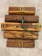 Rustykalny zegar ścienny z drewna jabłoni – ręcznie robiony, rzymskie cyfry