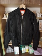 Kurtka bomberka Bershka w kolorze czarnym rozm M