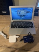 Macbook air 11 cali mid 2012 z nowym zasilaczem i czytnikiem kart