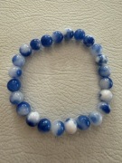 Bransoletka z koralików szklanych 8 mm – biało-niebieska