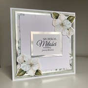 Kartka ślubna z motywem kwiatów i srebra.