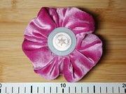 Aksamitna scrunchie średniej wielkości w kolorze różowym 