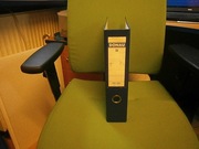 Granatowy segregator marka DONAU