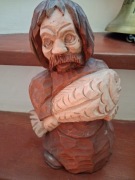 Drewniana ludowa rzeźba rybaka