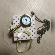 NASZYJNIK ZEGAREK CLAIRE'S  z pudełeczkiem 