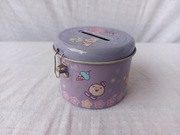 Mała skarbonka metalowa zamykana na kłódkę używana