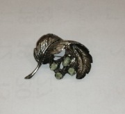 stara broszka piórko z kamieniami